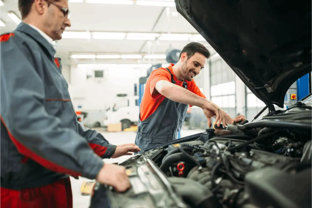 Zwei KFZ-Mechaniker reparieren PKW