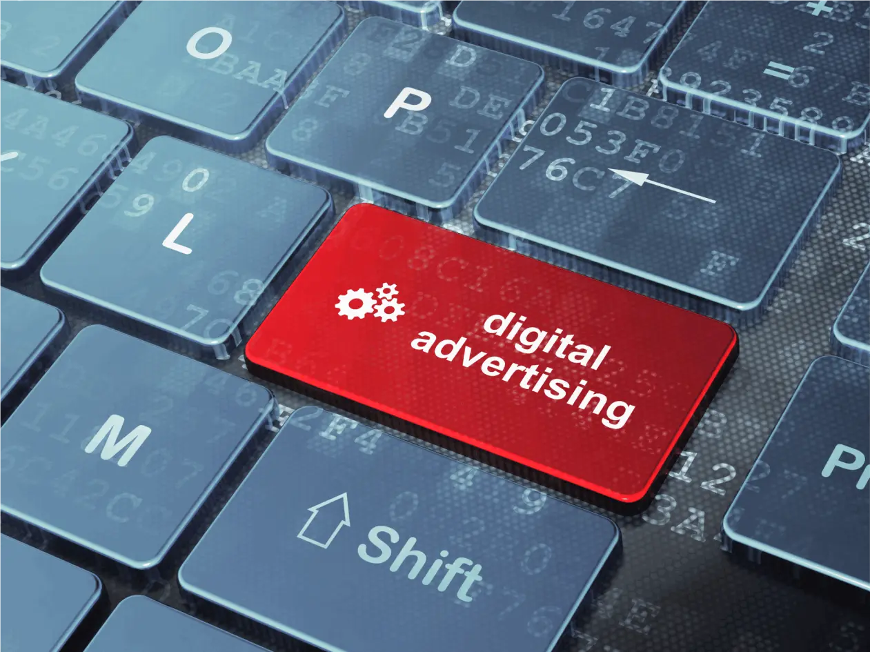 Tastatur mit digital advertising schriftzug