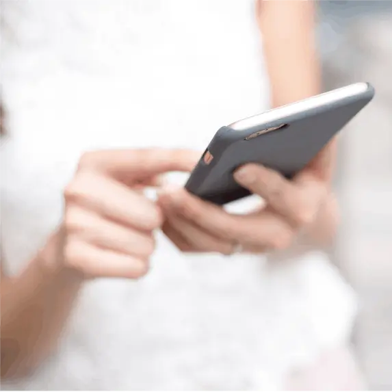 Frau tippt auf Handy