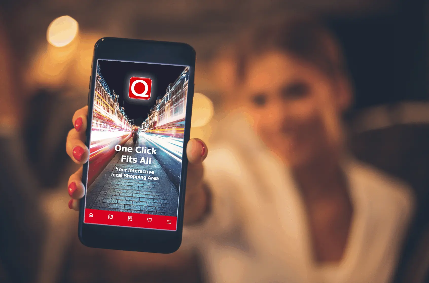 Frau zeigt Smartphone mit Qlikeit App