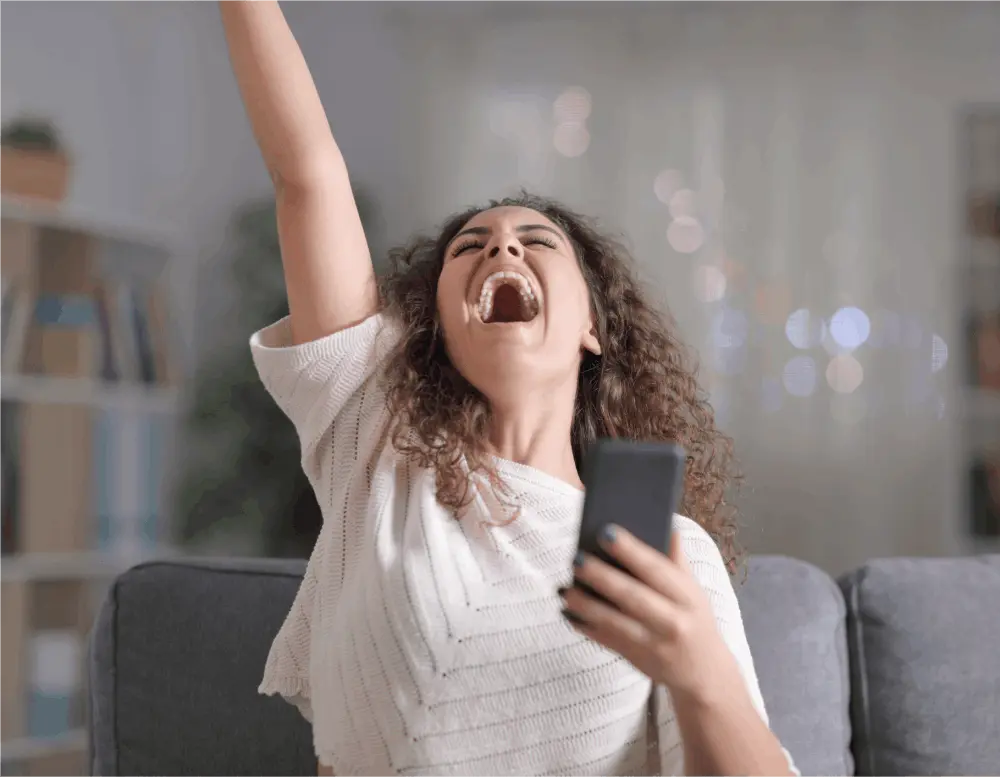 Frau mit Smartphone hat etwas gewonnen