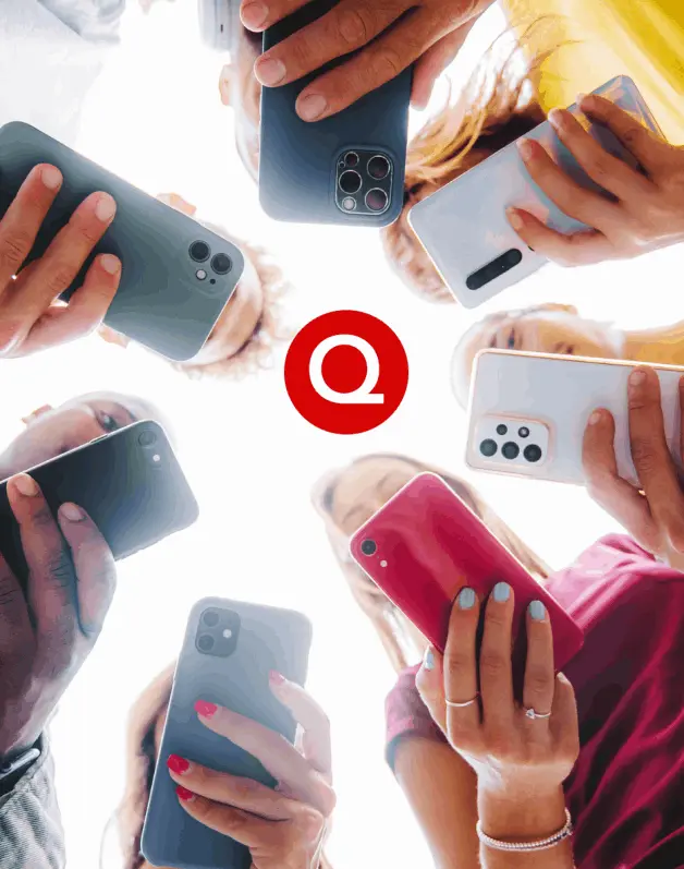 Smartphones werden im Kreis gehalten mit Qlikeit