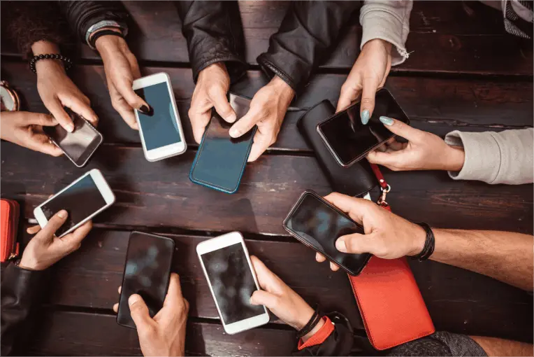 Menschen halten Smartphones