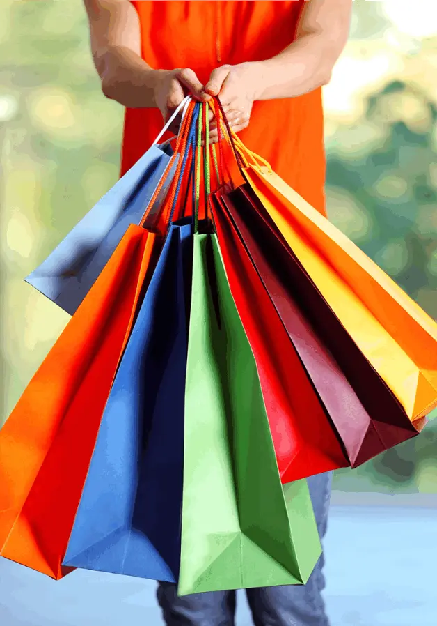 Smartphone mit Mann der Shoppingtüten hält