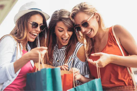 Frauen zeigen sich ihre Shoppingtüten