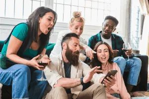 Junge Menschen staunen über Smartphone Bildschirm