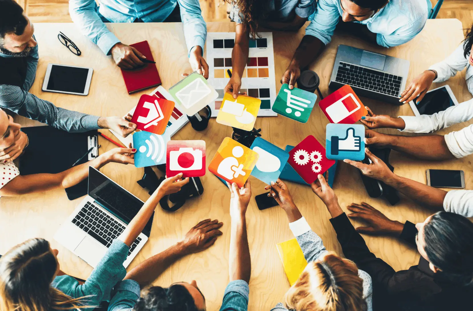 Menschen einer Besprechung halten verschiedene online Symbole
